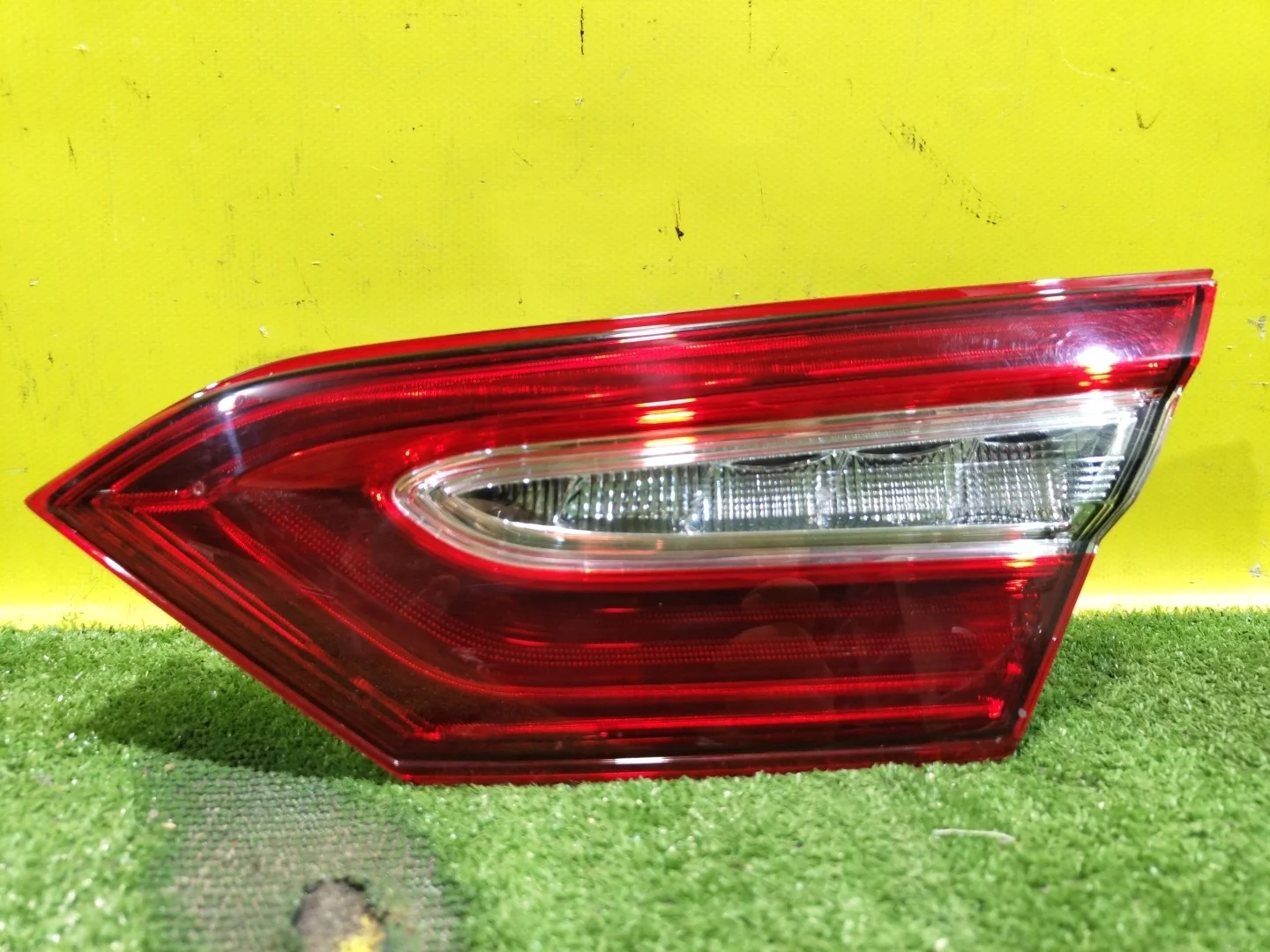Фонарь задний внутренний правый  Toyota Camry V70 2017 8158133320 26323