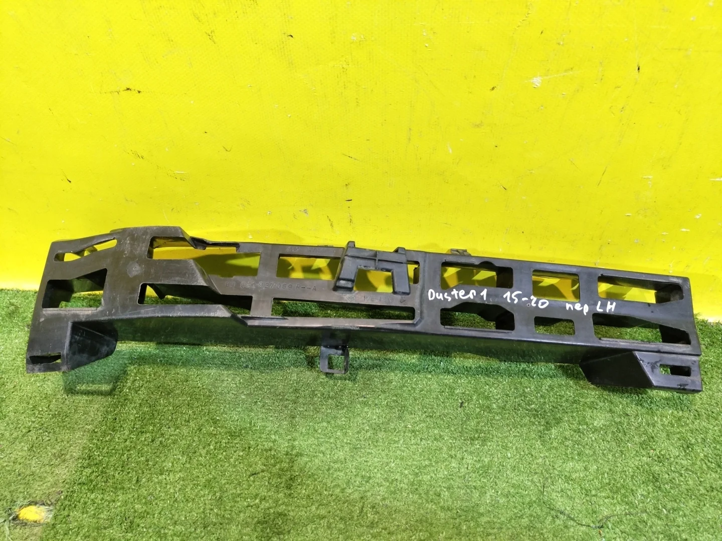 Наполнитель переднего бампера  Renault Duster 2015 620937069R 30088