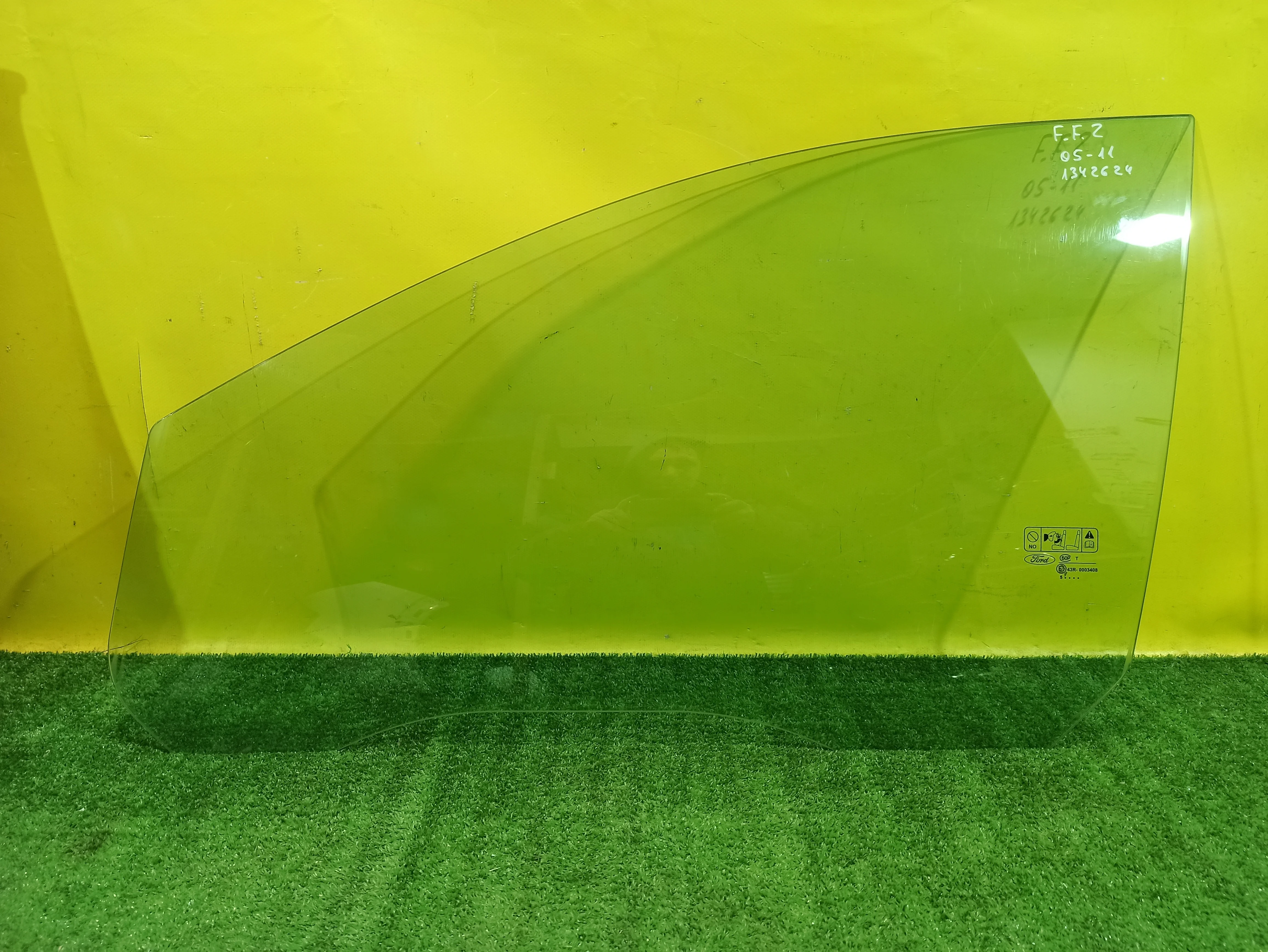 Стекло двери передней левой  Ford Focus II 2005 1342624 32001