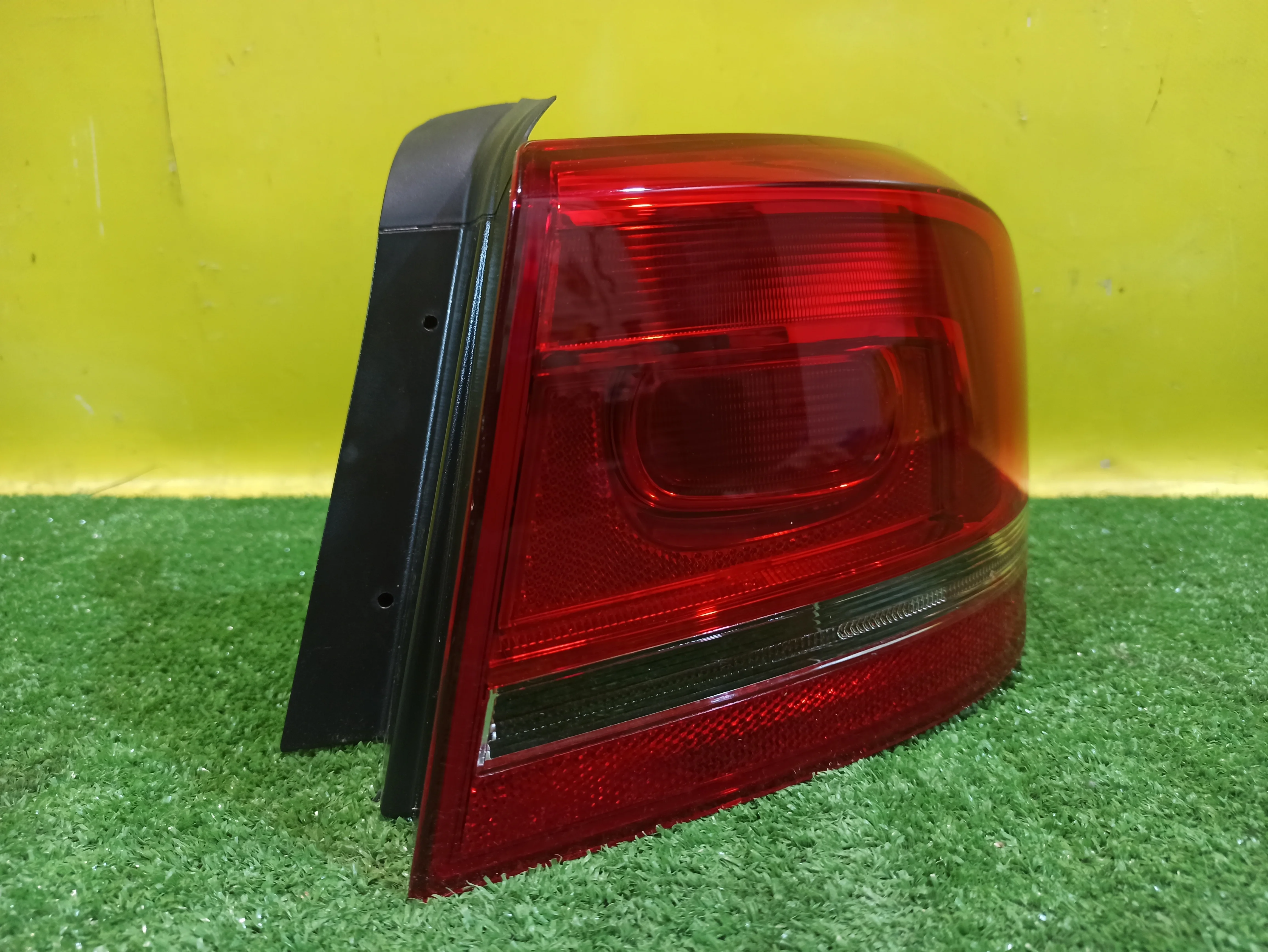 Фонарь задний наружный правый  Volkswagen  Passat (B7) 2011 3AE945096F 32378