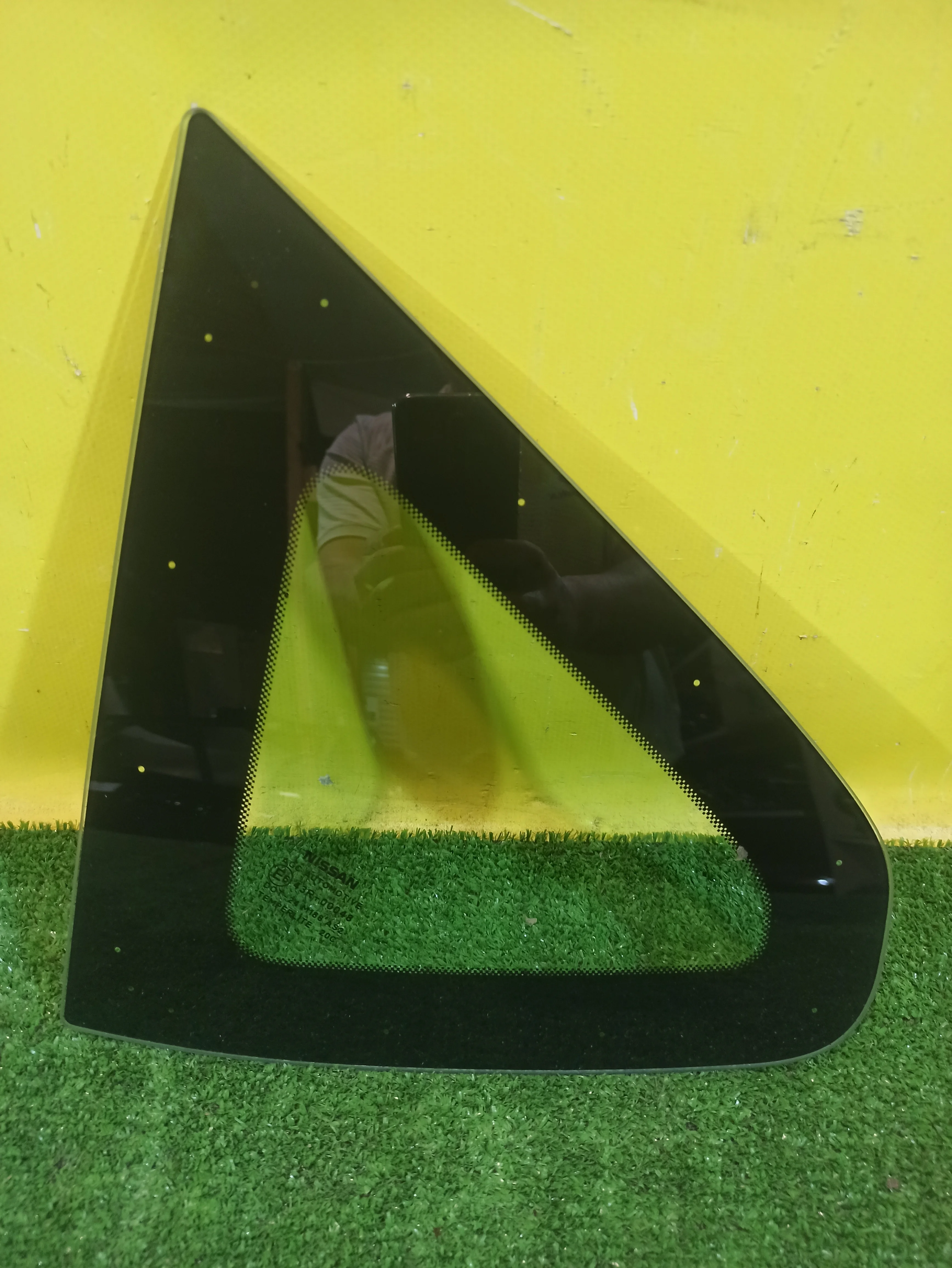 Стекло кузовное глухое левое  Nissan Qashqai (J10) 2006 83313JD00A 32559