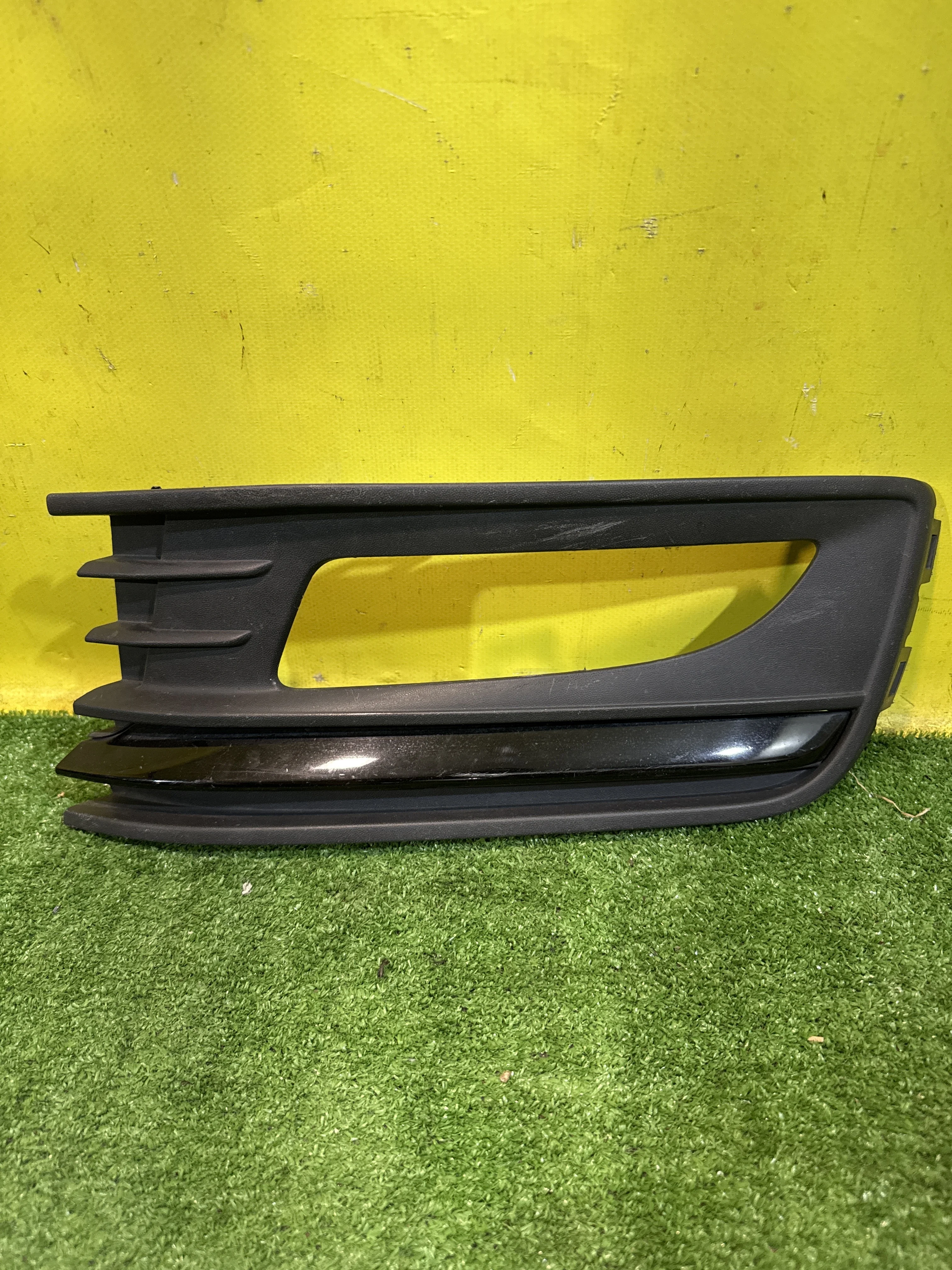 Рамка противотуманой фары левой  Volkswagen  Polo (Sed Rus) 2015 6RU853665F 33420