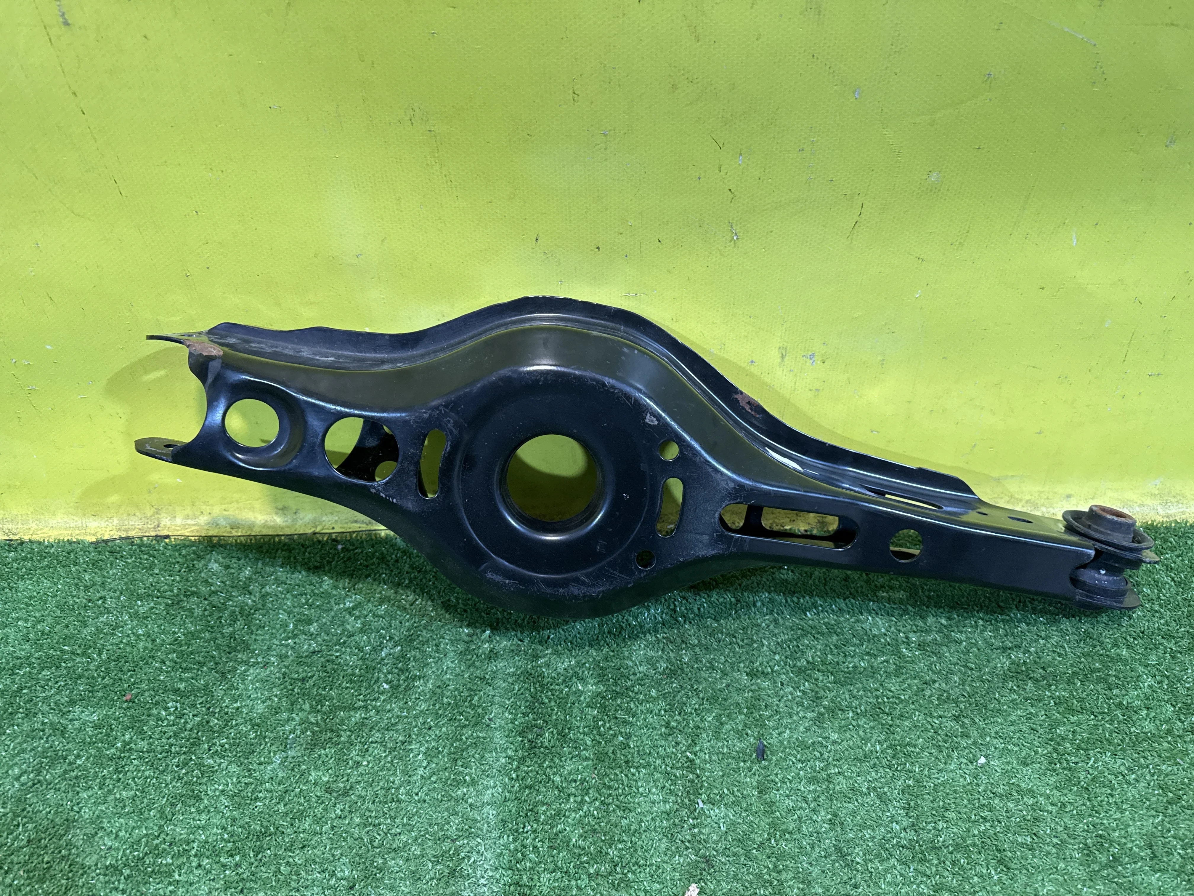 Рычаг задний нижний левый  Toyota Camry V70 2017 4873033160 33887