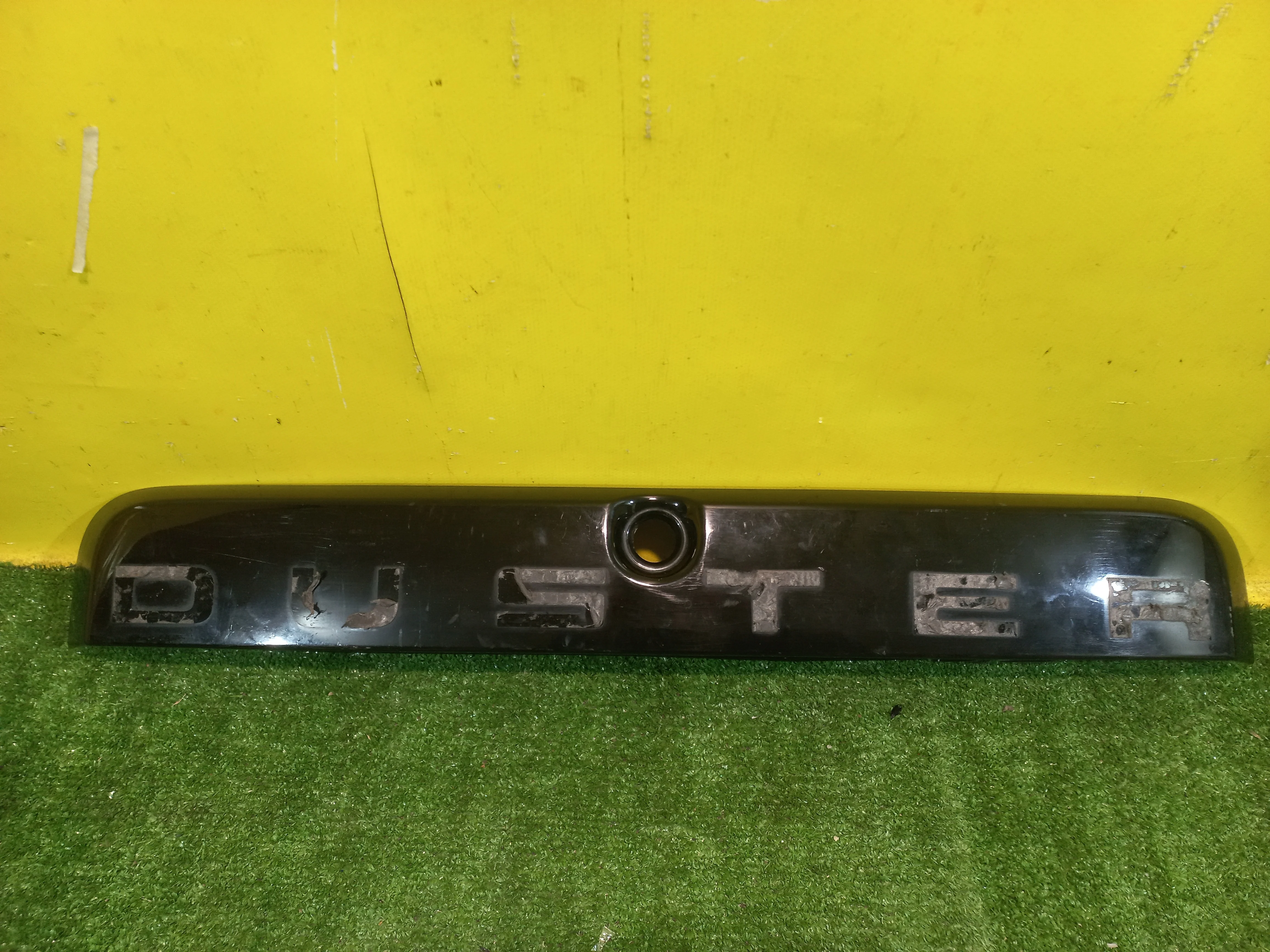 Накладка крышки багажника  Renault Duster 2010 848100815R 33923