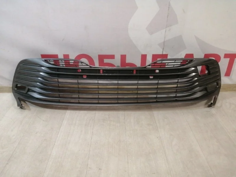 Решетка бампера передняя Toyota Camry V70 2017-нв