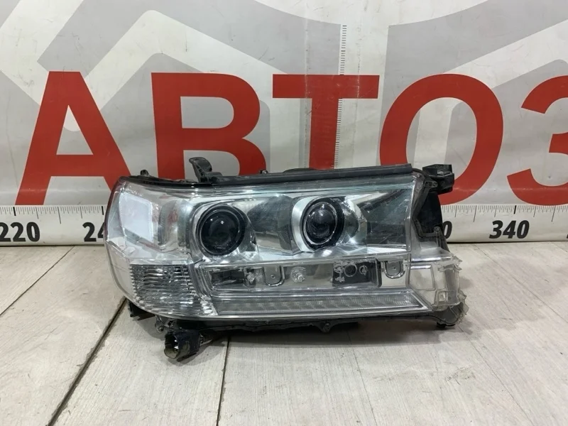 Фара передняя правая Toyota Land cruiser 200