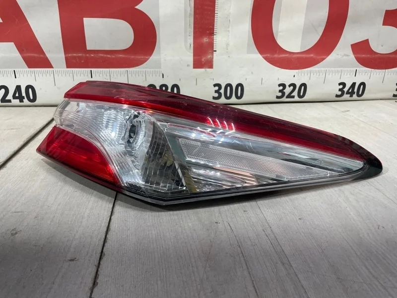 Фонарь задний правый Toyota Camry XV70