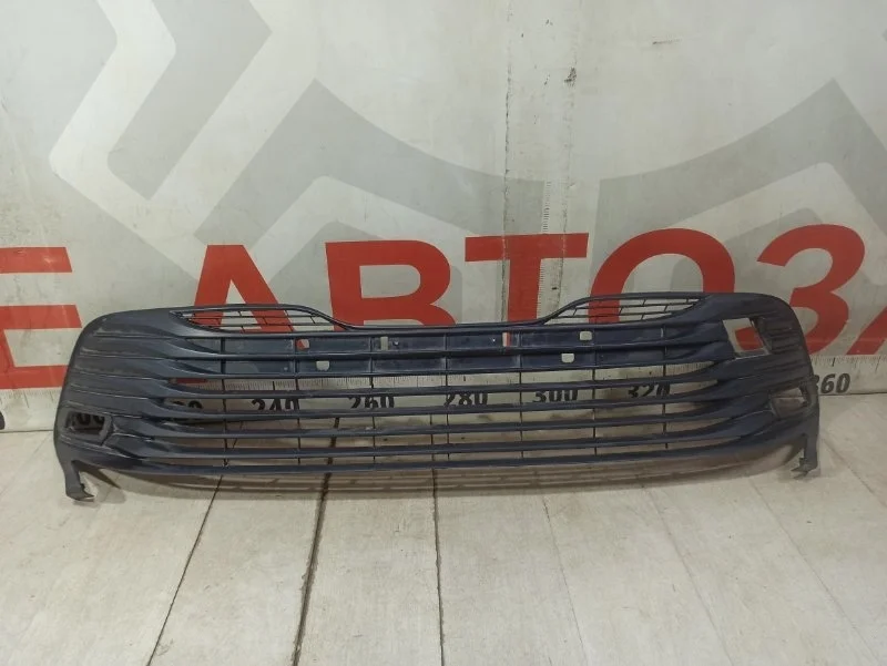 Решетка бампера передняя Toyota Camry 8 V70