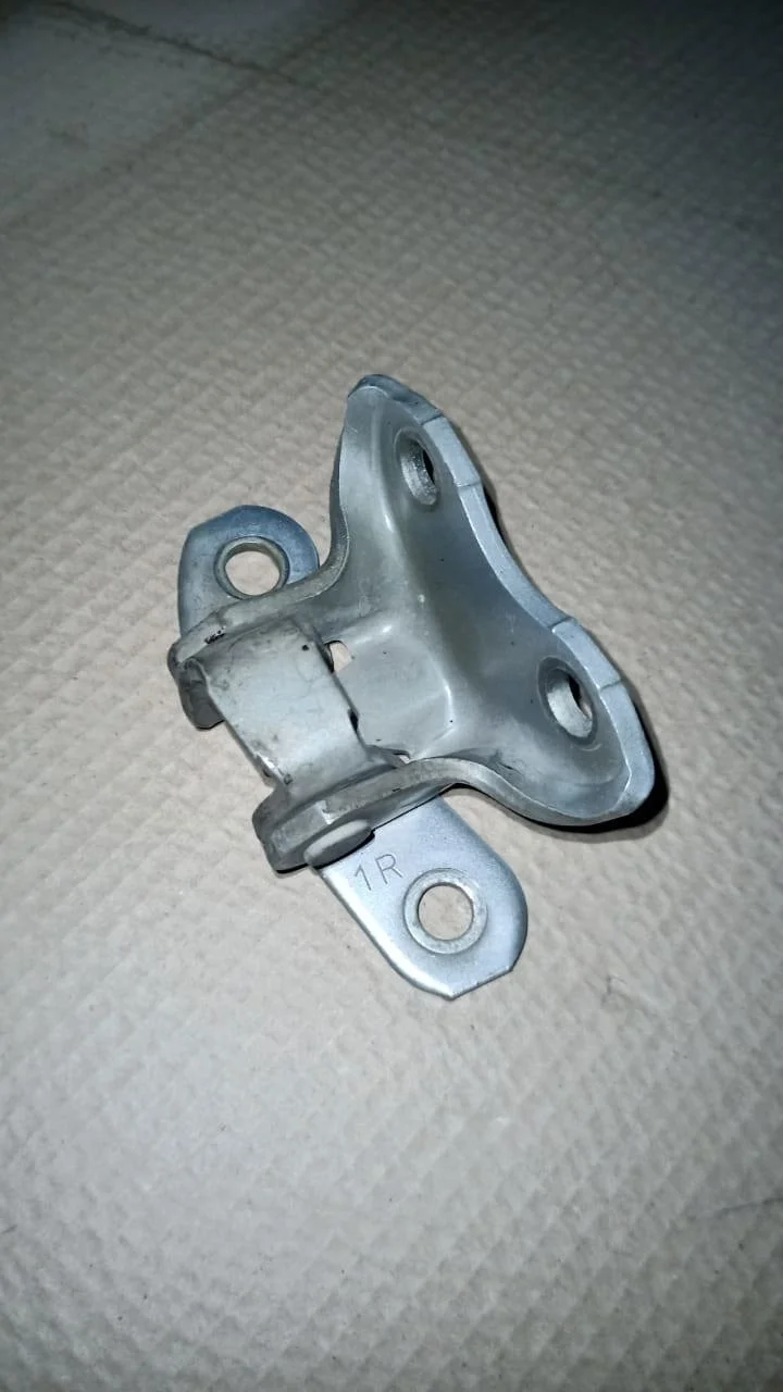 Петля двери передней правой нижняя Toyota Camry XV50 (2011—2014)