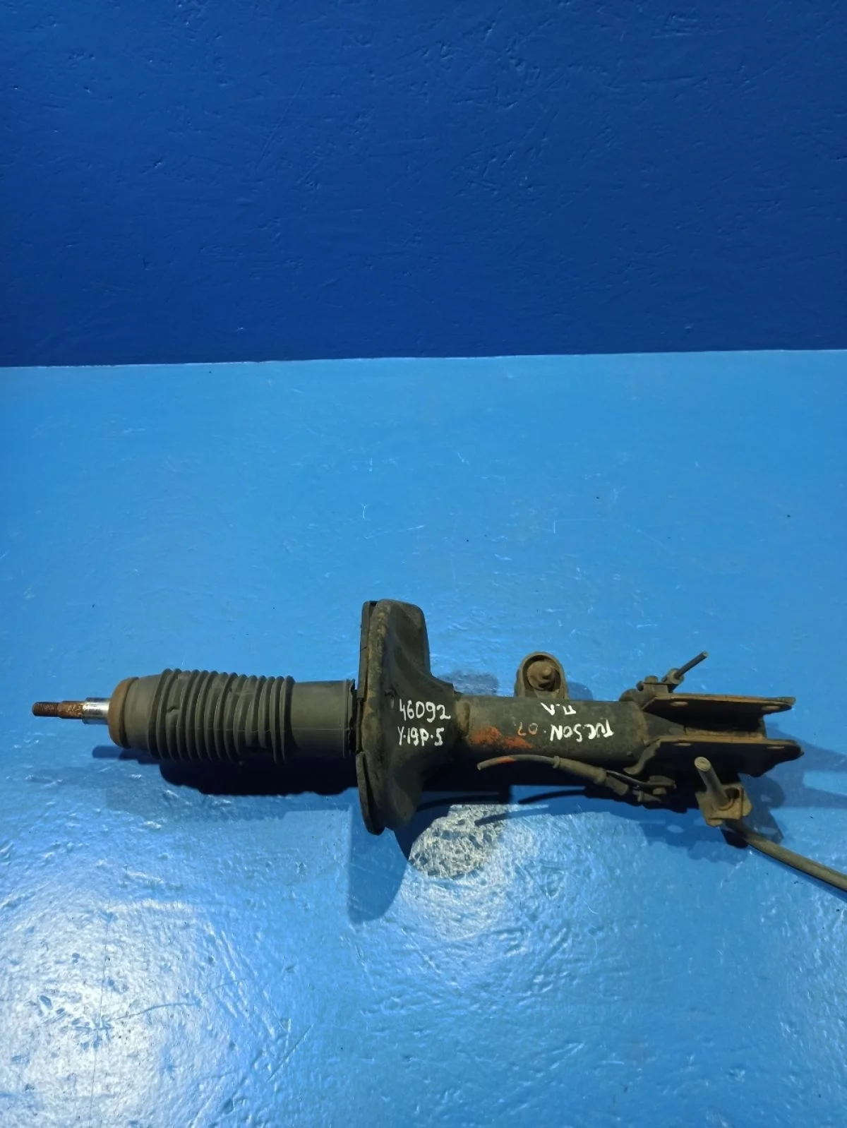 Амортизатор передний левый Hyundai Tucson 1