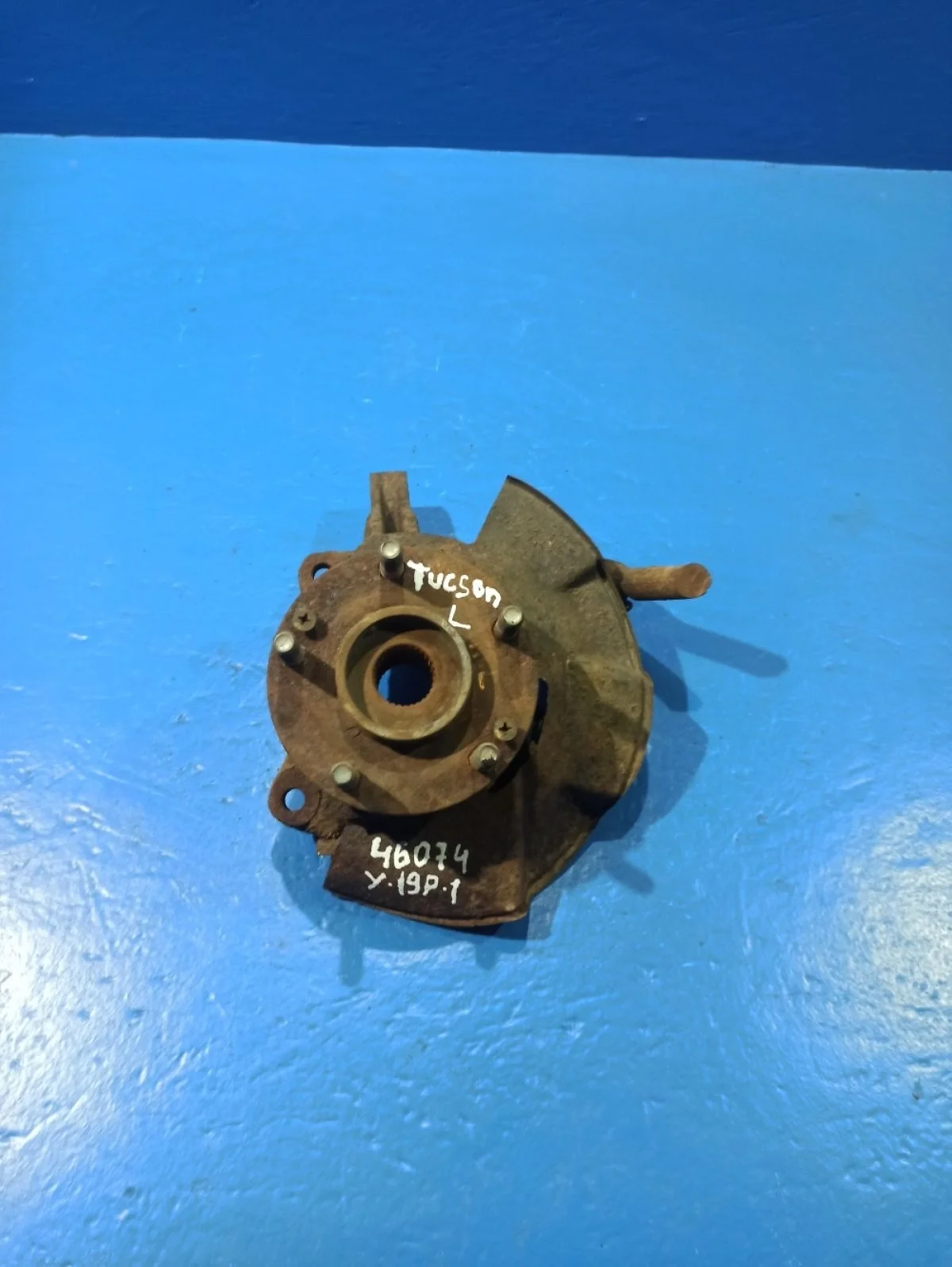 Кулак поворотный передний левый Hyundai Tucson 1