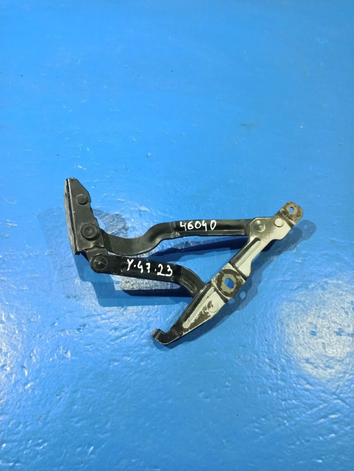 Петля багажника левая Volkswagen Bora A4 (1998—2005)