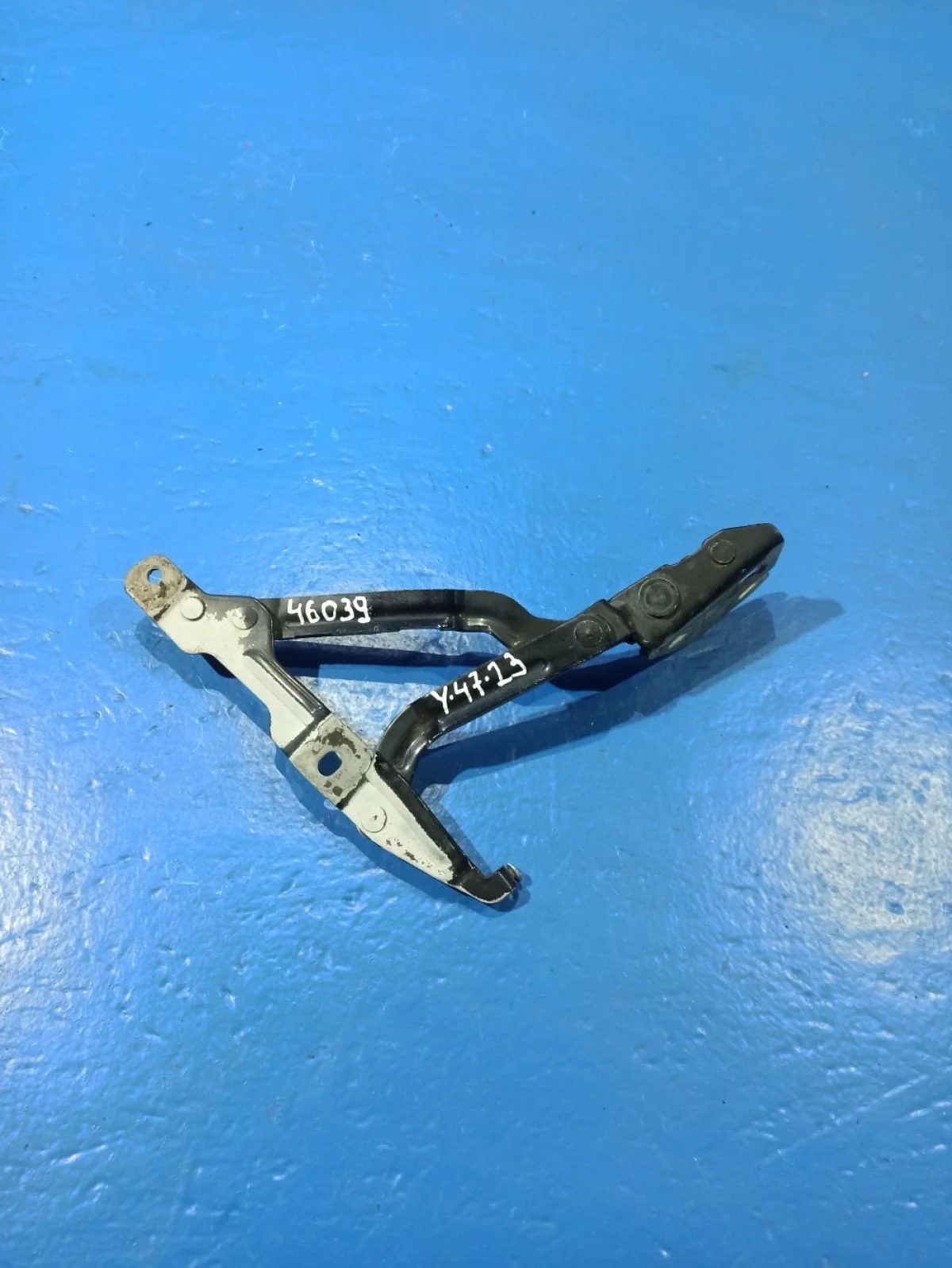 Петля багажника правая Volkswagen Bora A4 (1998—2005)