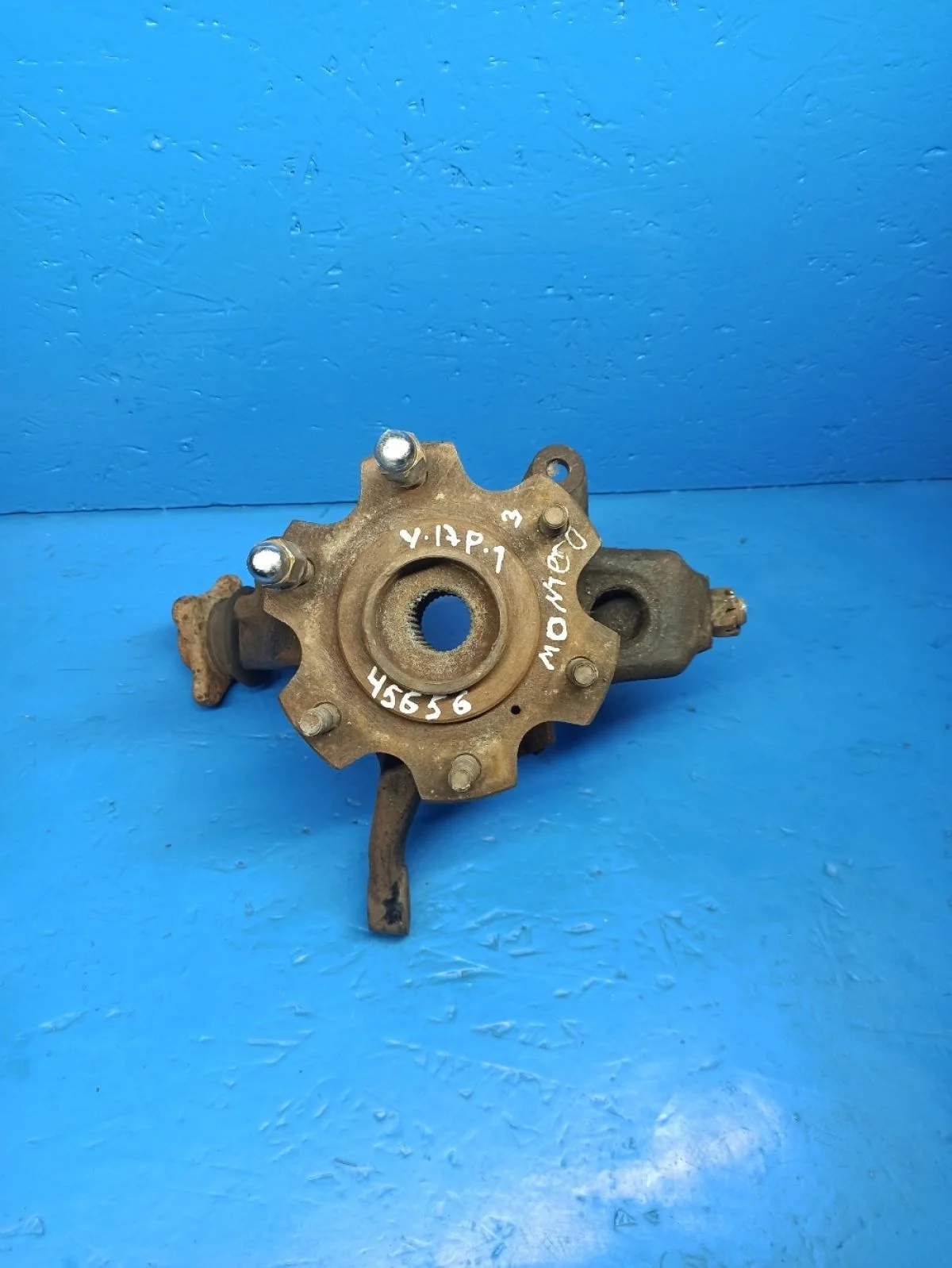 Кулак передний левый Mitsubishi PAJERO 3