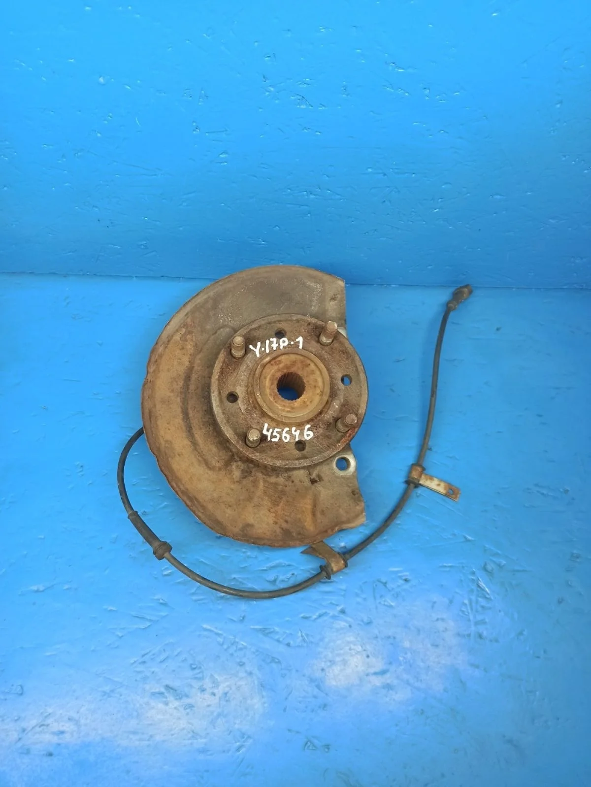 Кулак поворотный правый Mitsubishi Space Star I (1998—2002)