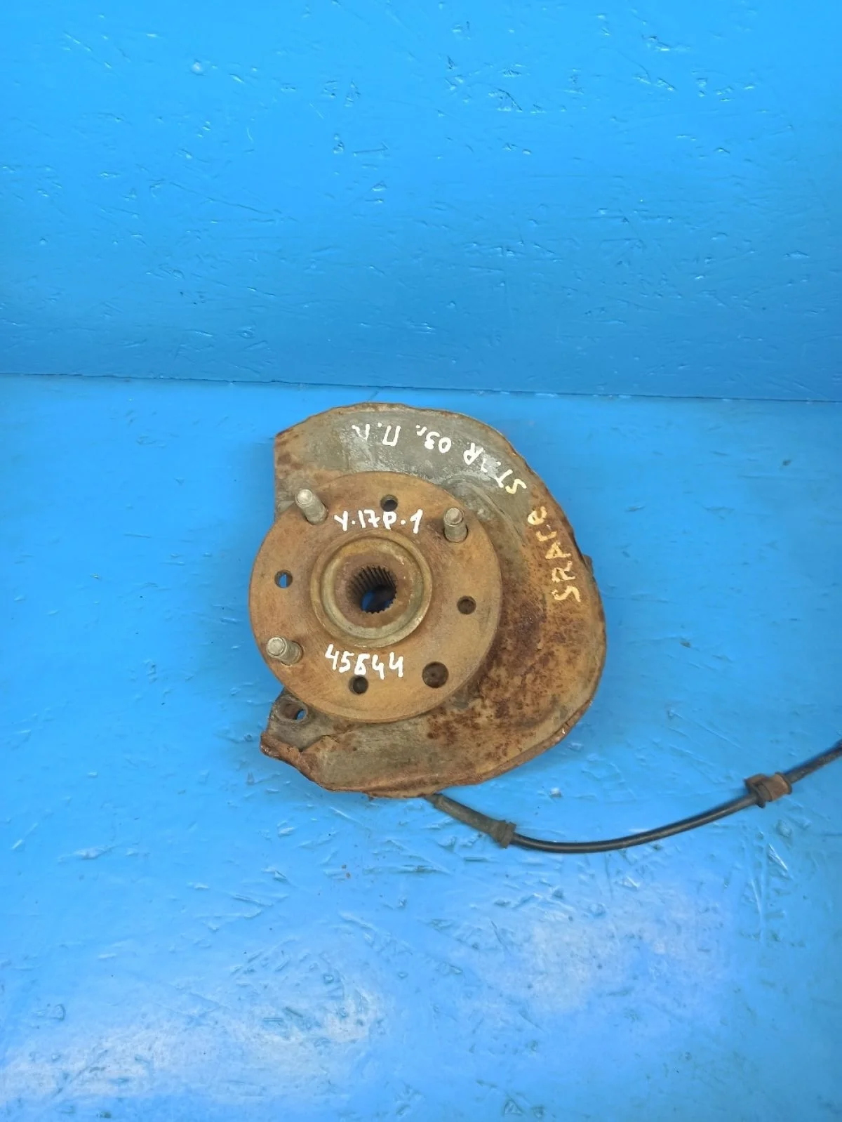 Кулак поворотный левый Mitsubishi Space Star I (1998—2002)