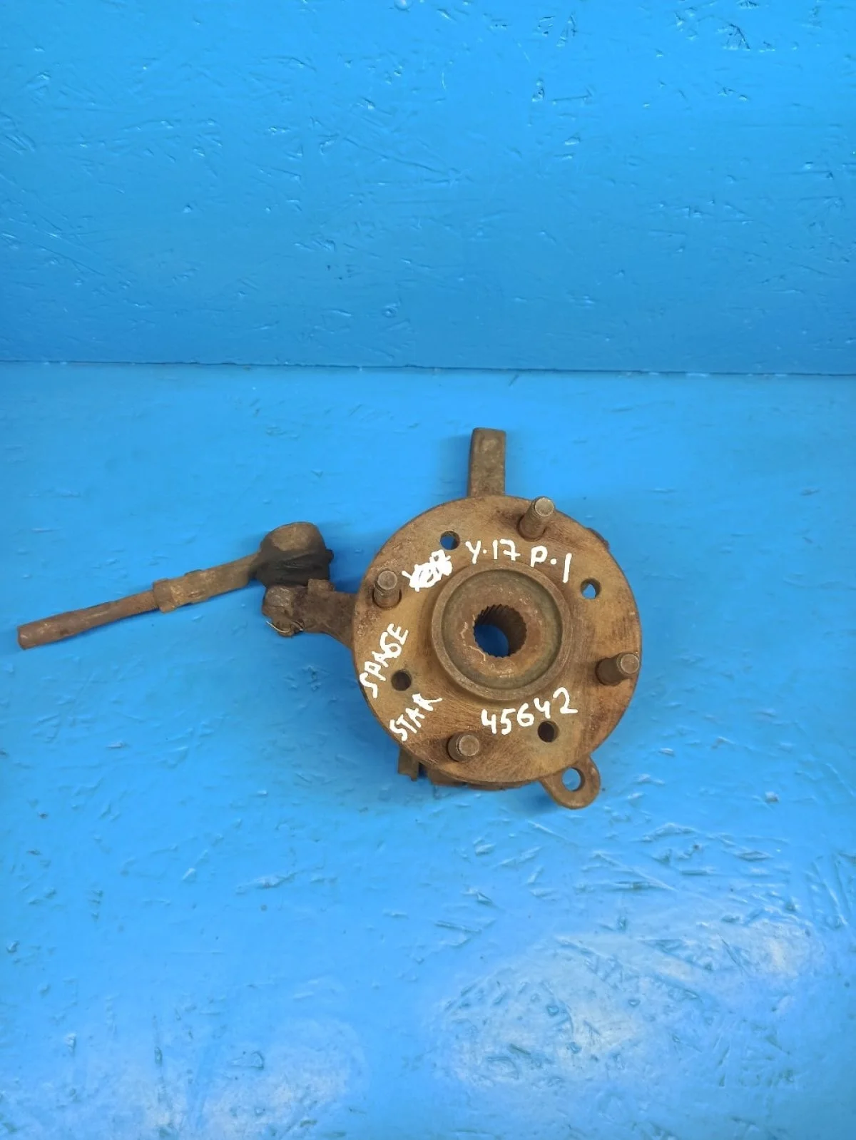 Кулак поворотный правый Mitsubishi Space Star I (1998—2002)