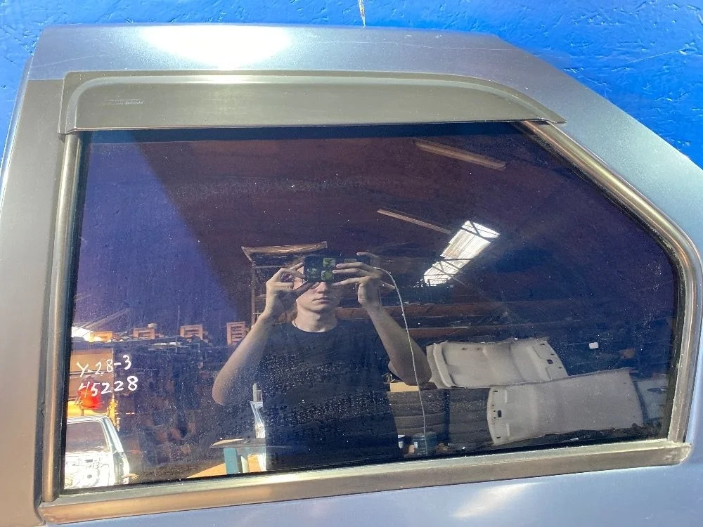 Стекло задней левой двери Renault Logan I