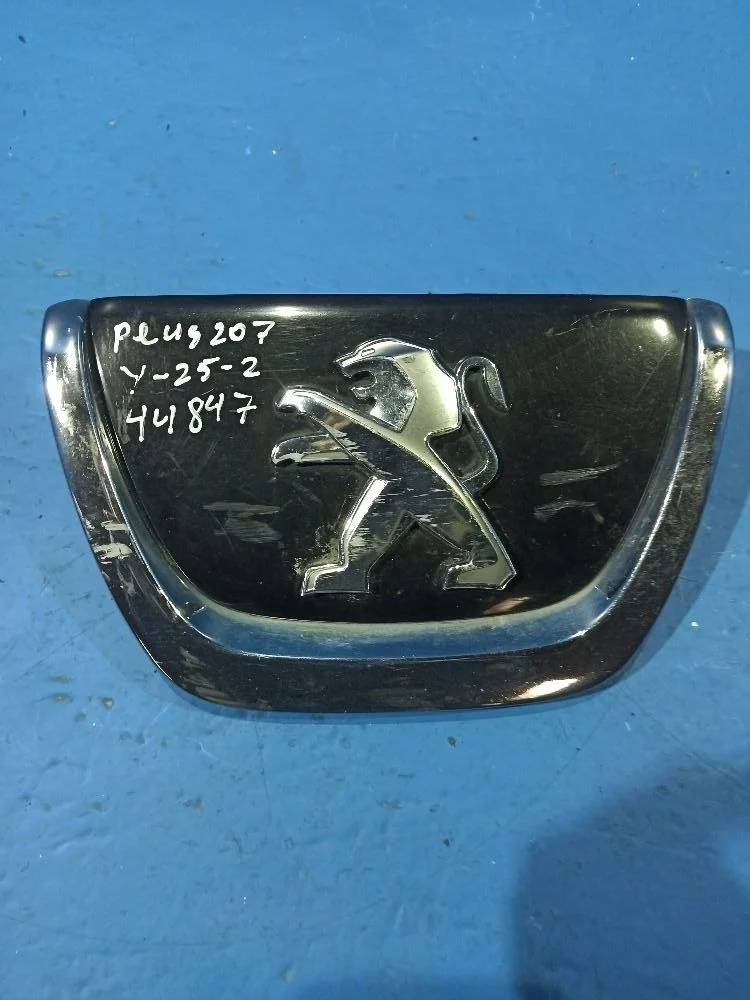 Эмблема передняя Peugeot 206/207