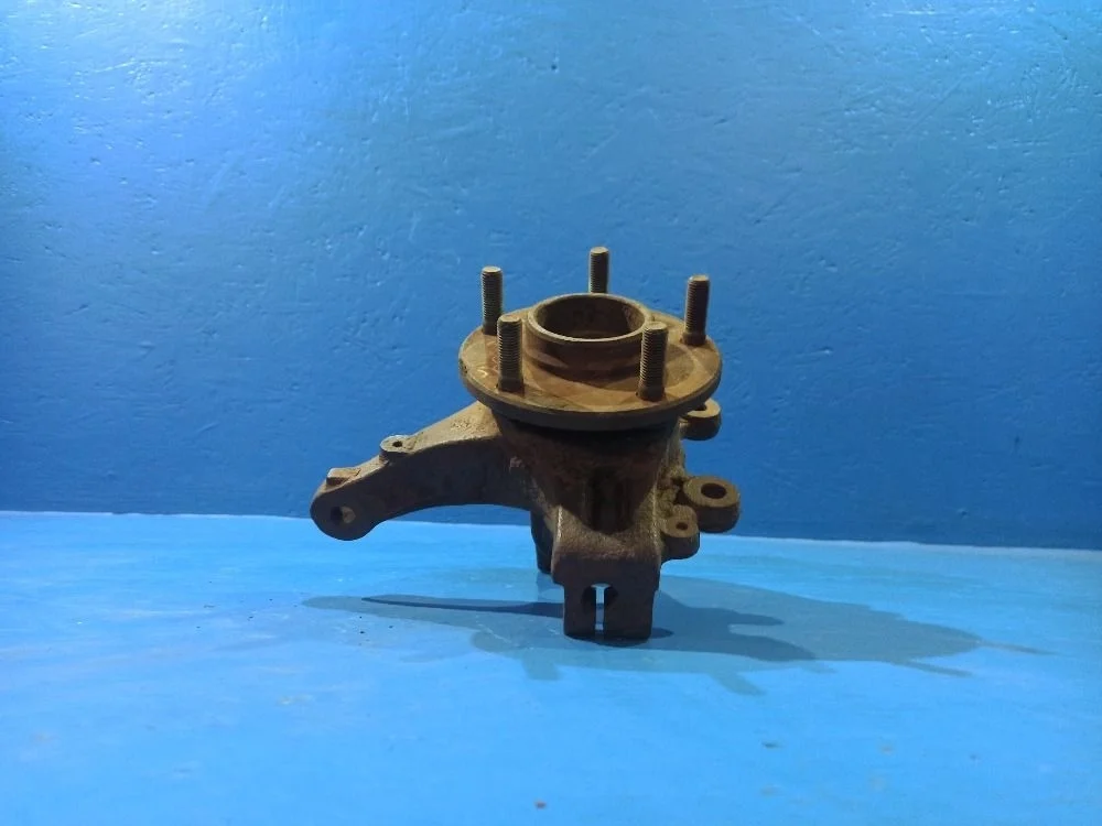 кулак поворотный передний правый Mazda 3 BК