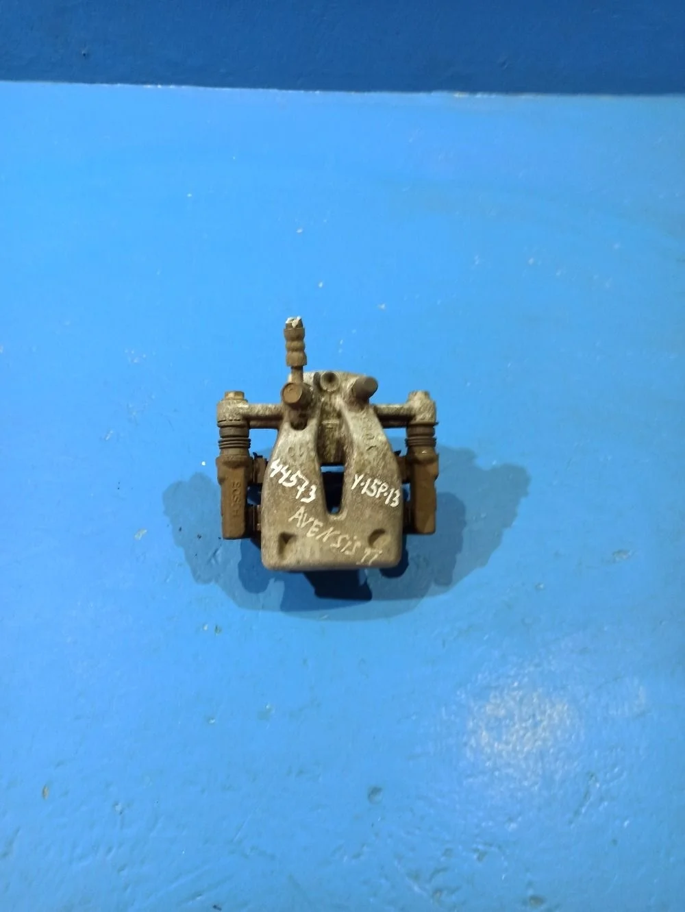 Суппорт тормозной задний левый Toyota Avensis 250