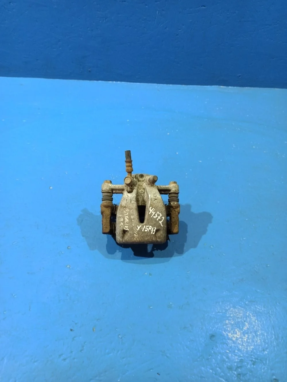 Суппорт тормозной задний левый Toyota Avensis 250