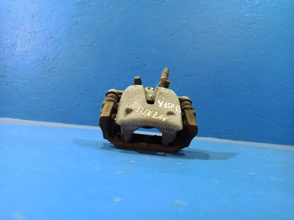 Суппорт задний правый для Toyota Avensis II