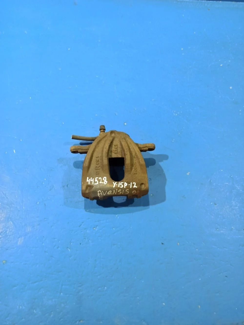 Суппорт передний правый на Toyota Avensis T250
