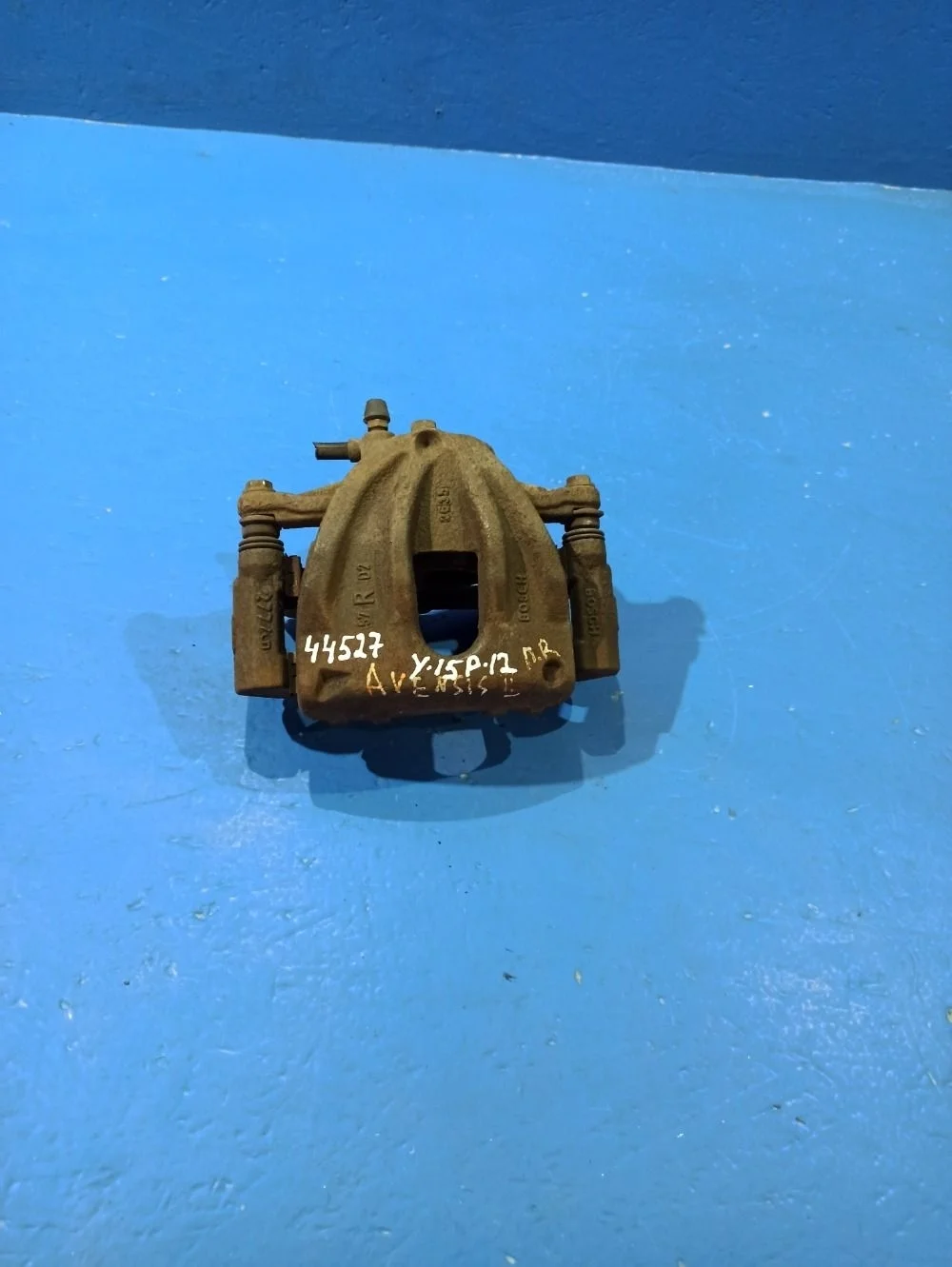 Суппорт передний правый на Toyota Avensis T250