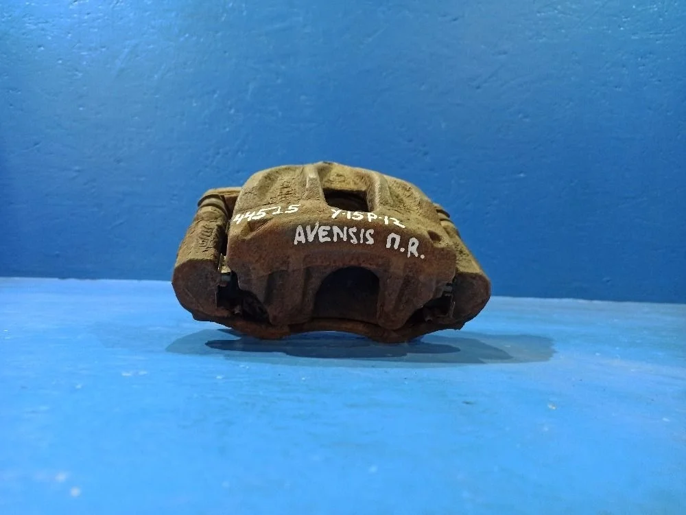 Суппорт передний правый на Toyota Avensis T250