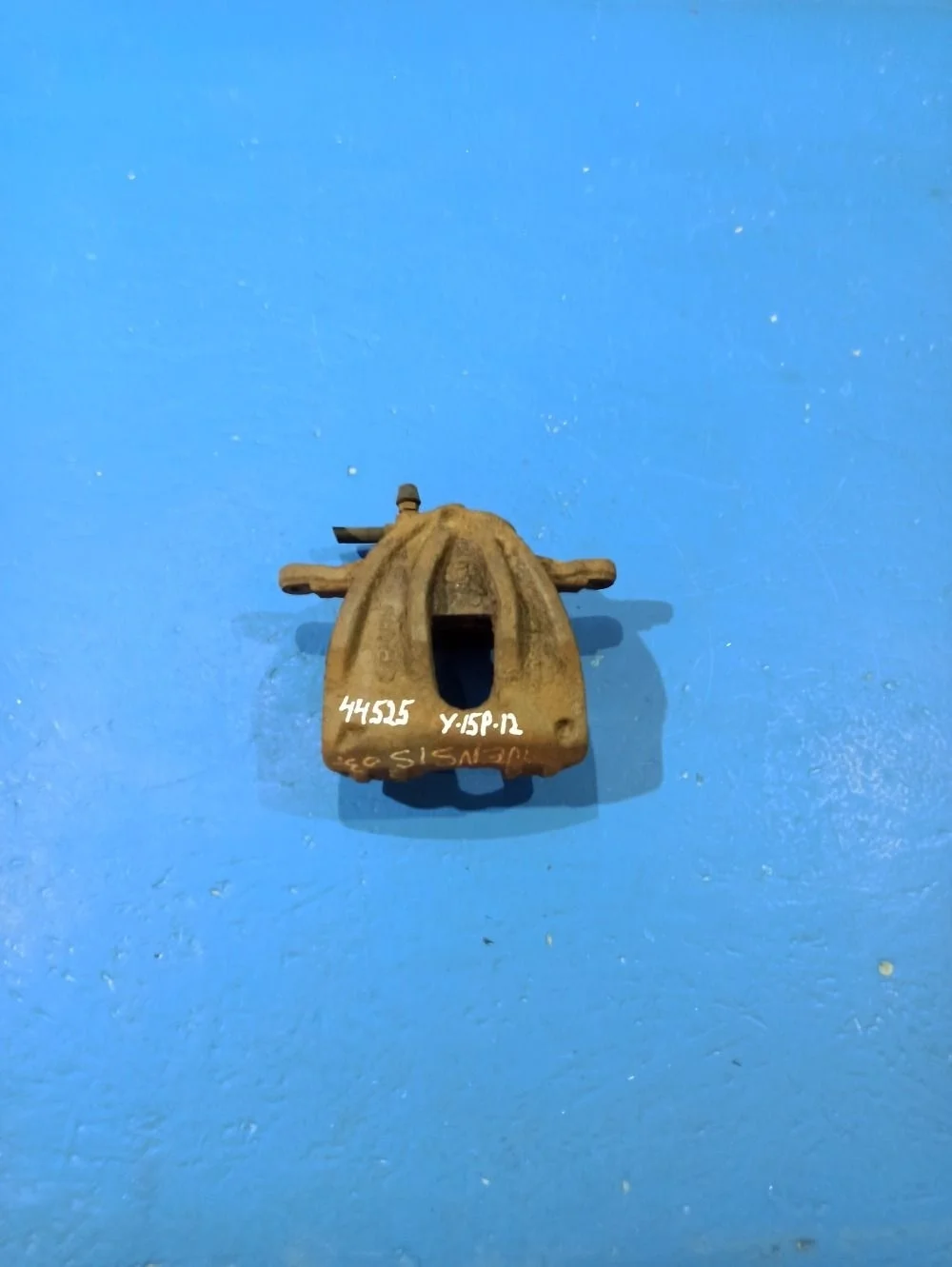 Суппорт передний правый на Toyota Avensis T250