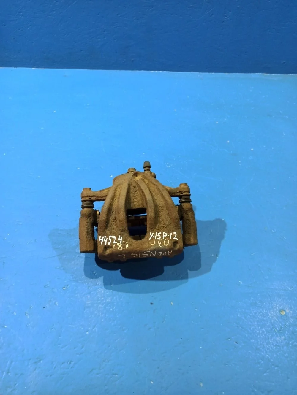 Суппорт тормозной передний левый Toyota Avensis II