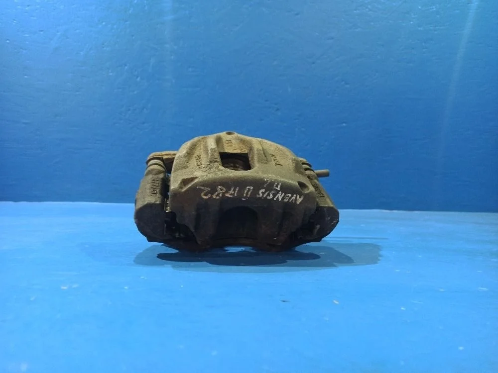 Суппорт тормозной передний левый Toyota Avensis II