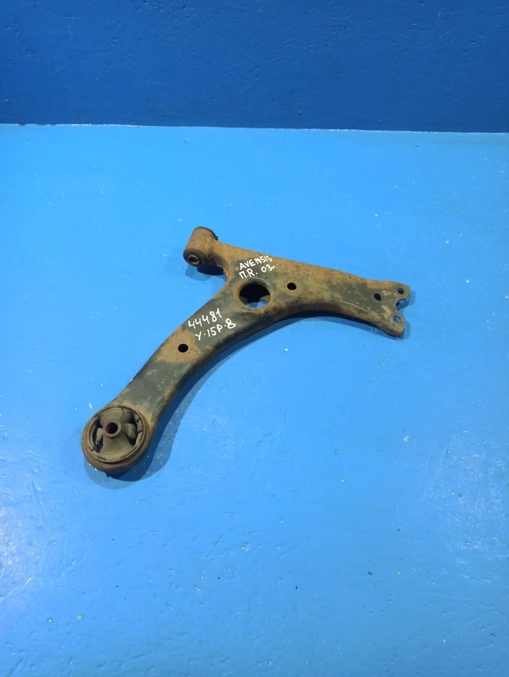 Рычаг передний правый Toyota Avensis T250