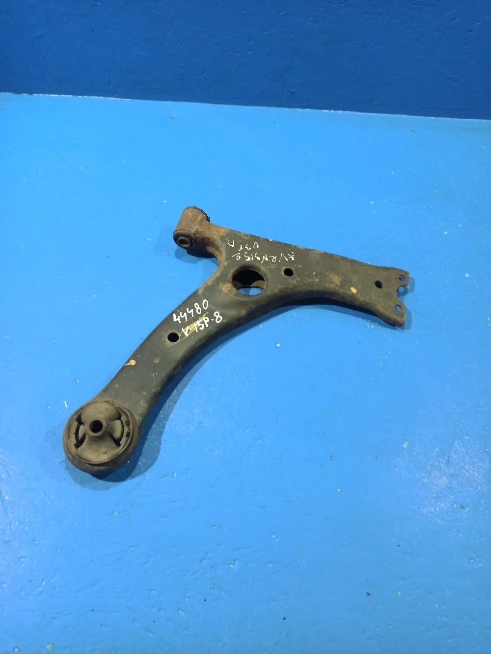 Рычаг передний правый Toyota Avensis T250