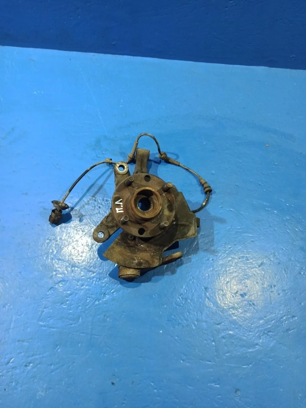 Кулак передний левый Chevrolet Aveo T250