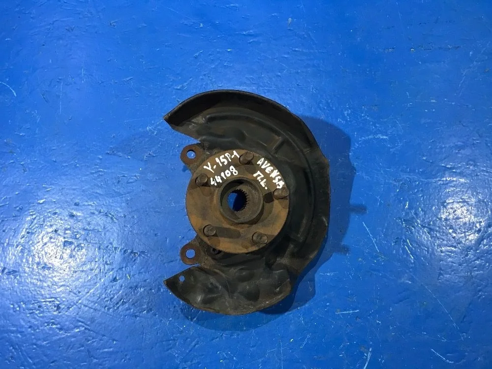 Кулак передний левый Toyota Avensis I