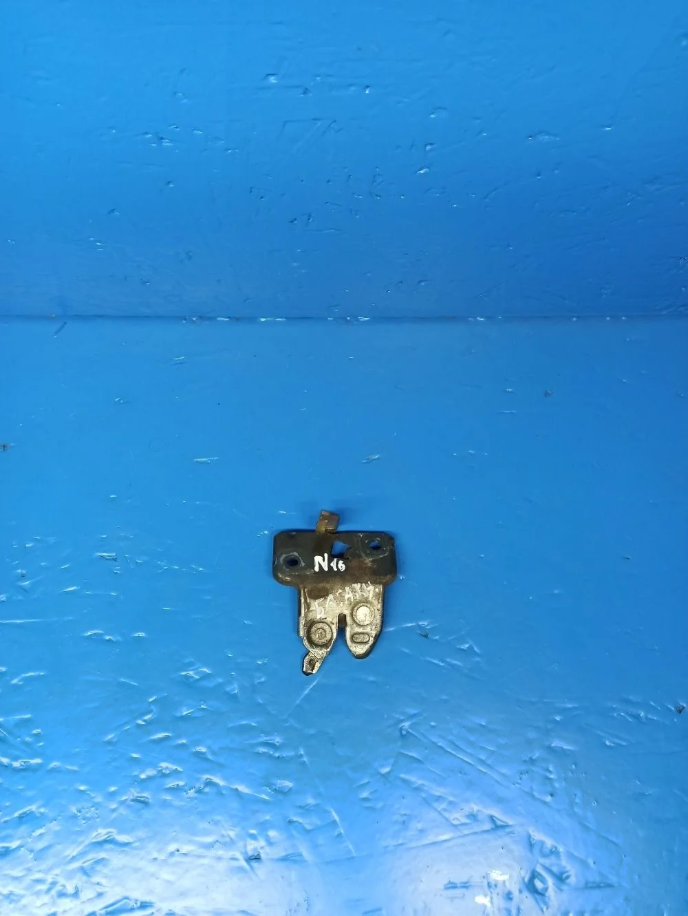 Almera N16 седан замок багажника