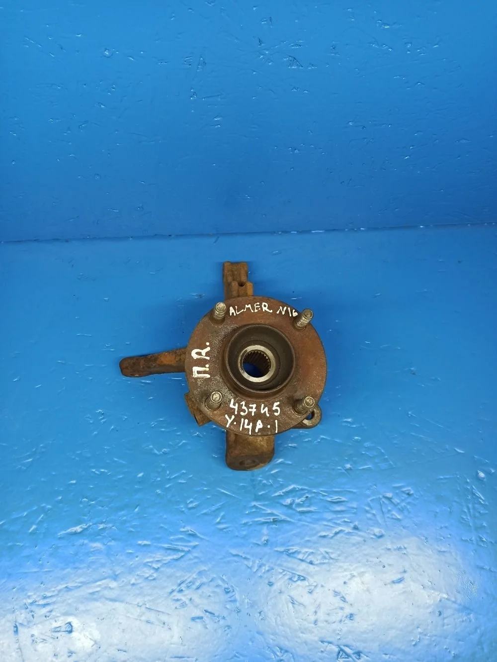 Кулак поворотный правый Nissan Almera N16 рестайлинг (2002—2006)