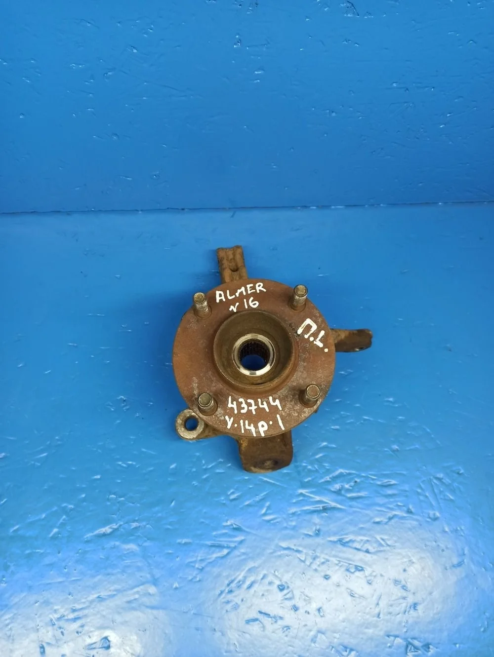 Кулак поворотный левый Nissan Almera N16 (2000—2003)