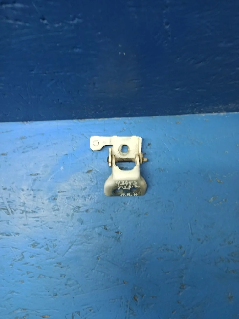 Петля двери передней правой нижняя Peugeot 408 I (2012—2017)