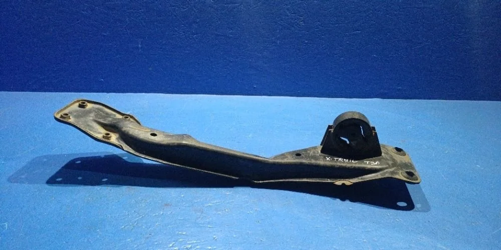 Nissan X-Trail (T30) балка продольная передняя