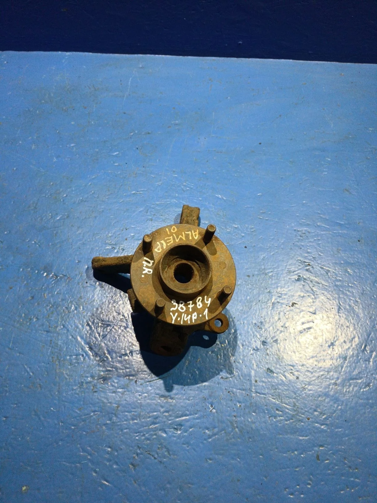 Кулак поворотный правый Nissan Almera N16 рестайлинг (2002—2006)