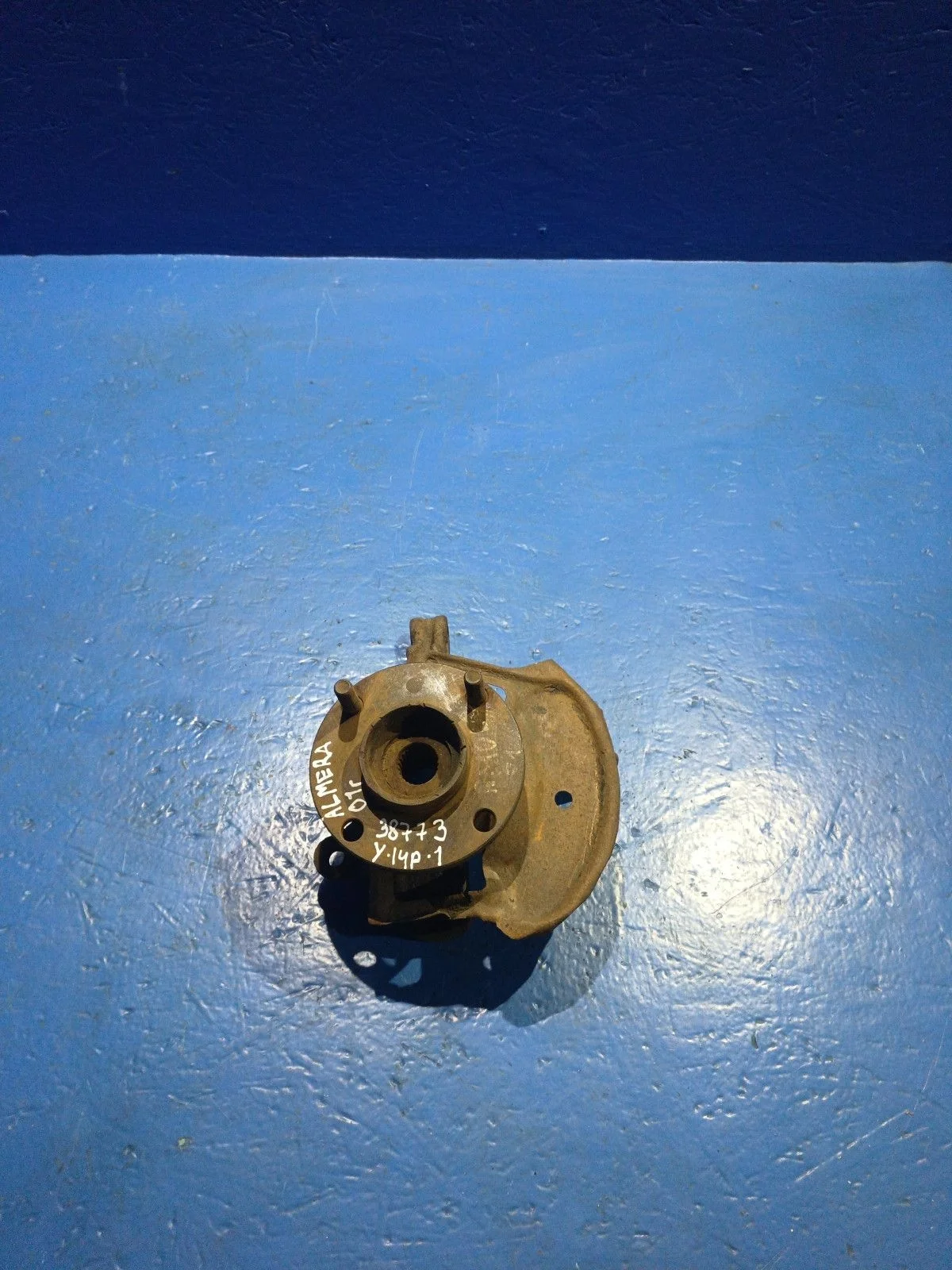 Кулак поворотный левый Nissan Almera N16 рестайлинг (2002—2006)