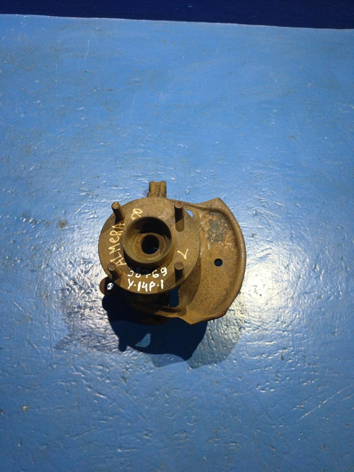 Кулак поворотный левый Nissan Almera N16 рестайлинг (2002—2006)