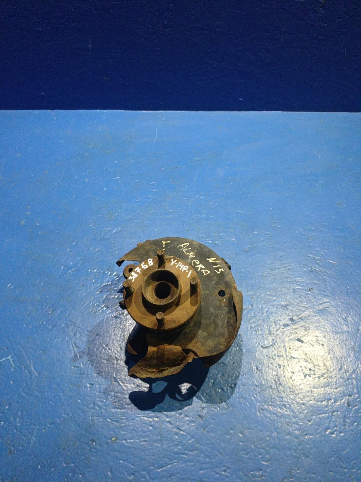 Кулак поворотный левый Nissan Almera N15 (1995—2000)