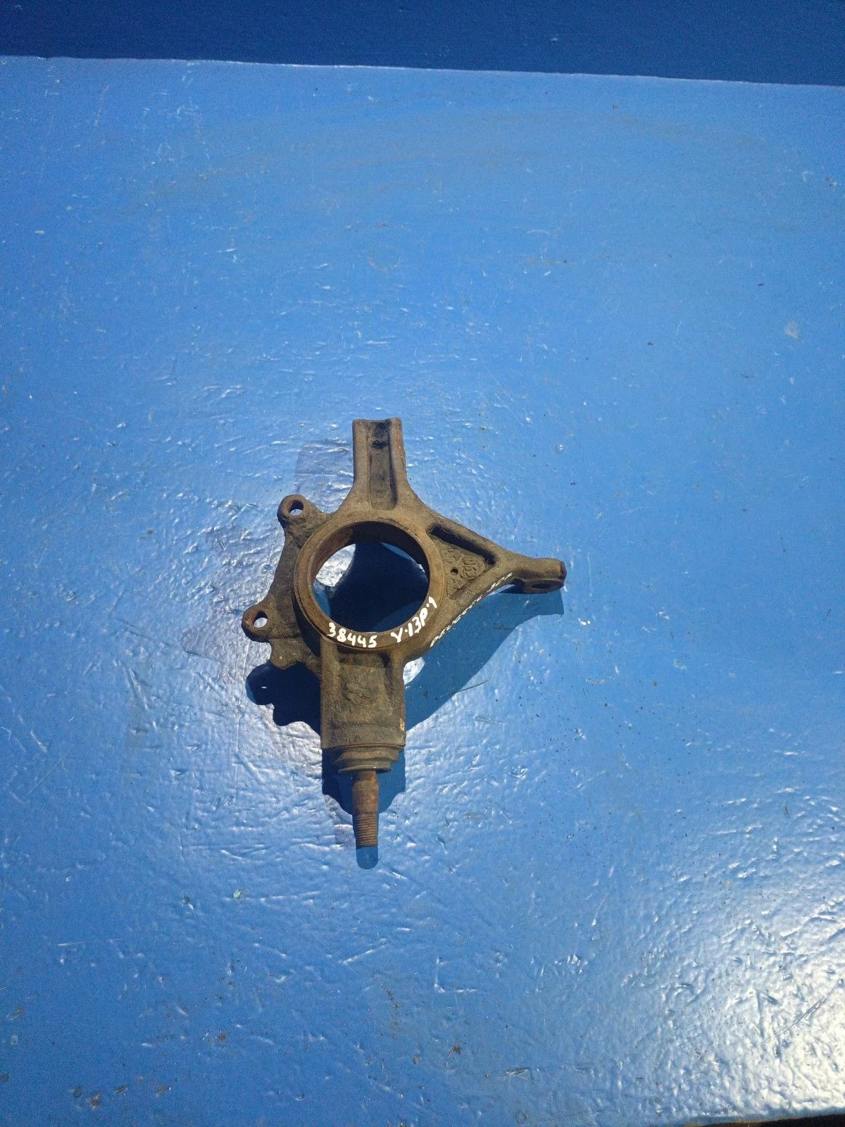 Кулак поворотный левый Peugeot 308 I (2007—2011)