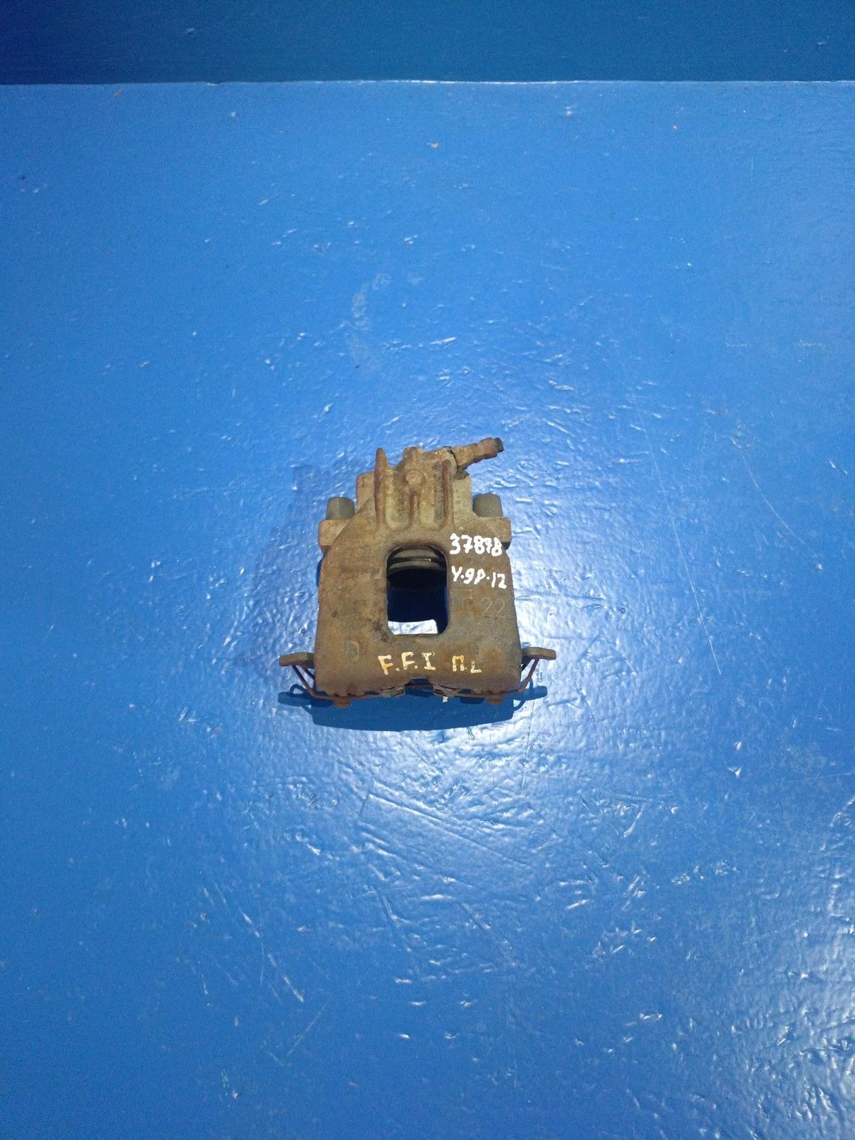 Суппорт тормозной передний левый Ford Focus I (1998—2004)