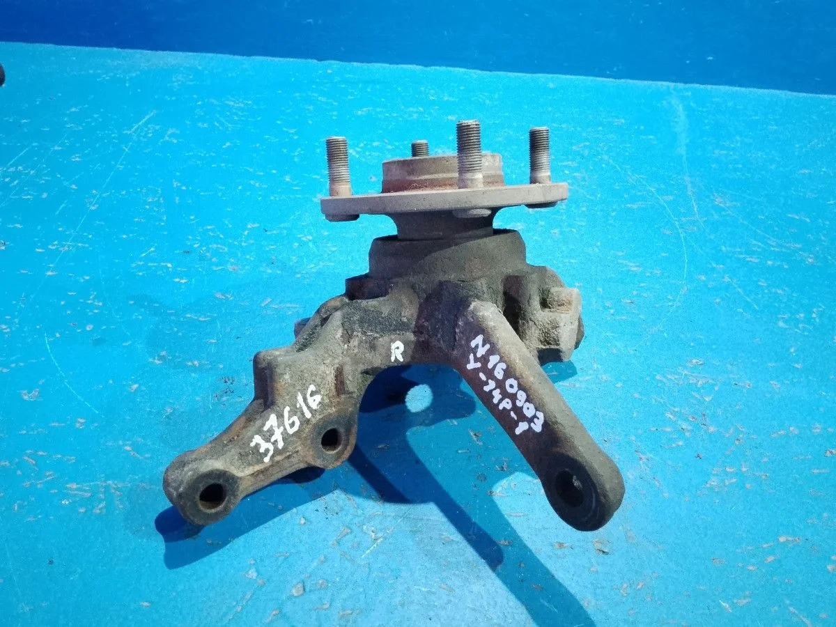 Кулак поворотный правый Nissan Almera N16 рестайлинг (2002—2006)