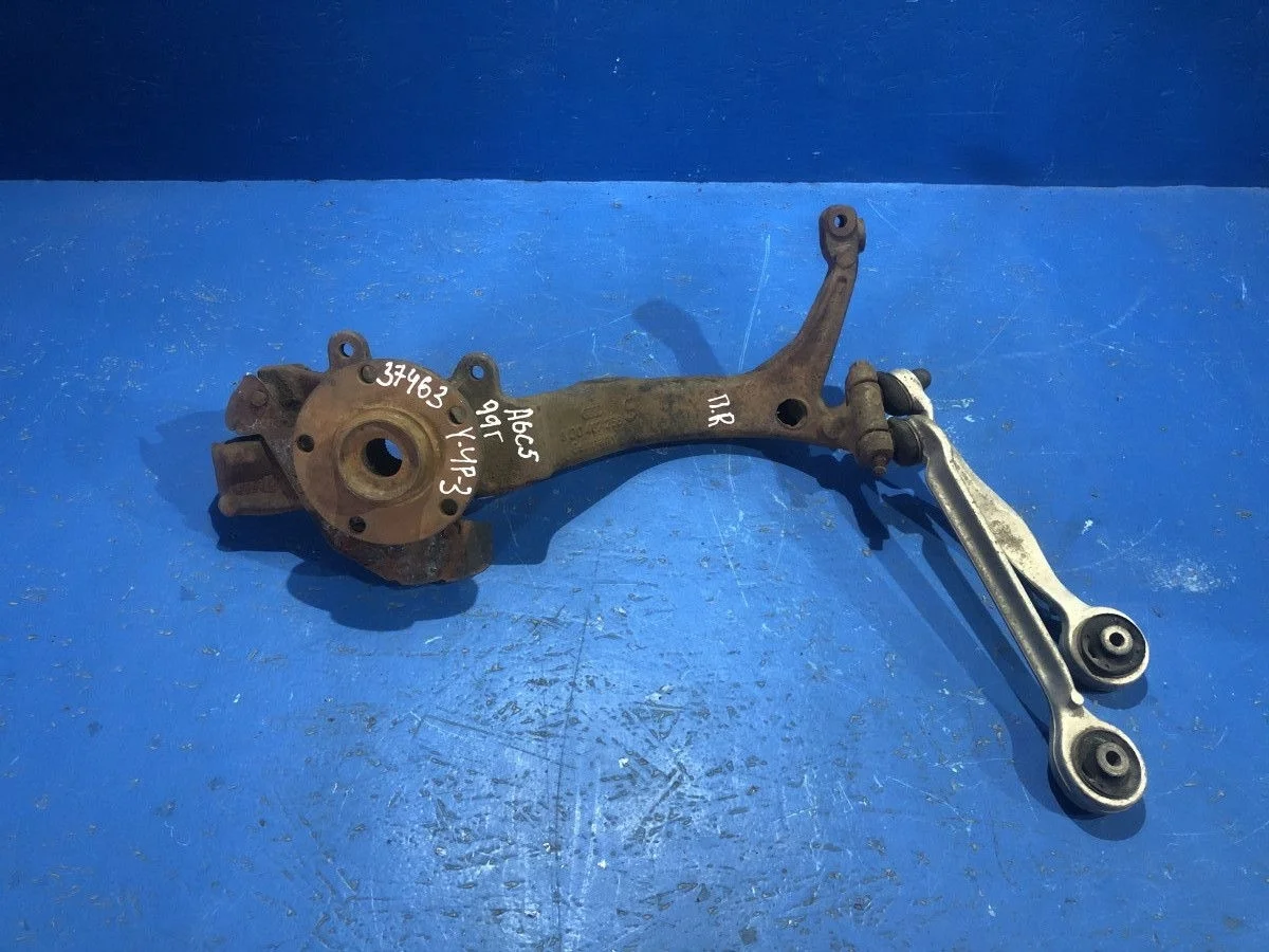 Кулак поворотный правый Audi A6 C5 (1997—2001)